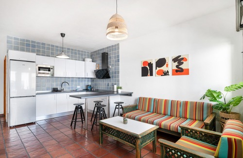 Caleta de Famara Apartment | Vacation Apartment 'Famarabeach' with Mountain View, Private Terrace and Wi-Fi