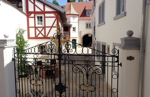 Grosskarlbach Apartment | Vacation apartment "Burgweg" in the old winery