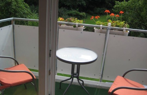 Gaarden-Sud - Kronsburg Apartment | Vacation apartment Grünes Herz - Apartment Grünes Herz, shower and bathtub