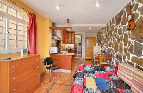 San Cristobal de La Laguna Apartment | Vacation Apartment 'Mario' with Mountain View, Wi-Fi and Air Conditioning