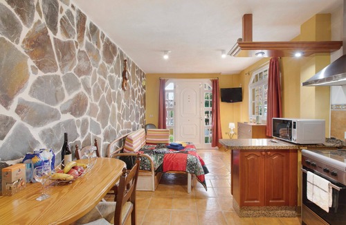 San Cristobal de La Laguna Apartment | Vacation Apartment 'Mario' with Mountain View, Wi-Fi and Air Conditioning