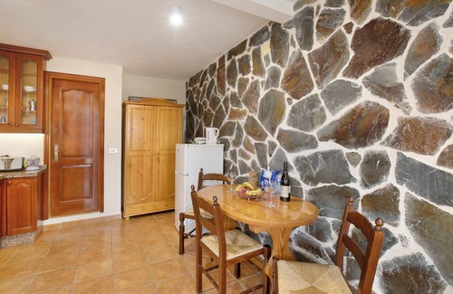 San Cristobal de La Laguna Apartment | Vacation Apartment 'Mario' with Mountain View, Wi-Fi and Air Conditioning