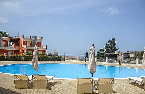 Pizzo Apartment | Vacation apartment on the second floor with large communal pool, a few meters from the sea.