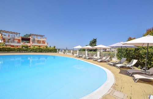 Pizzo Apartment | Vacation apartment on the second floor with large communal pool, a few meters from the sea.