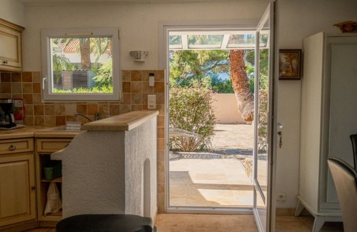 Giens Apartment | Vacation apartment with garden 5m from the water, ideal for families and water sports enthusiasts.