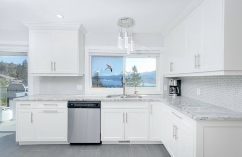 Central Okanagan House | Vacation for Families with Stunning View & Pool