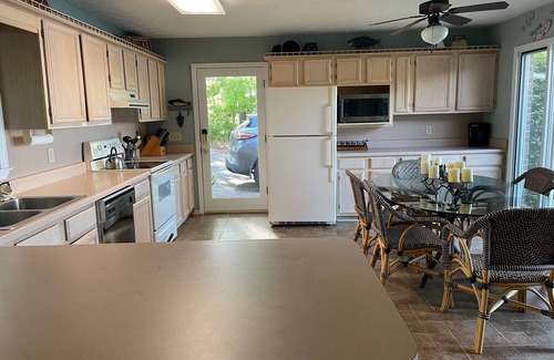 Dadeville House | Vacation Getaway on Lake Martin only 35 minutes from Auburn