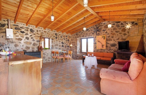 Puerto del Rosario House | Vacation Home "Casa los Javieles" with Mountain View, Garden & Wi-Fi