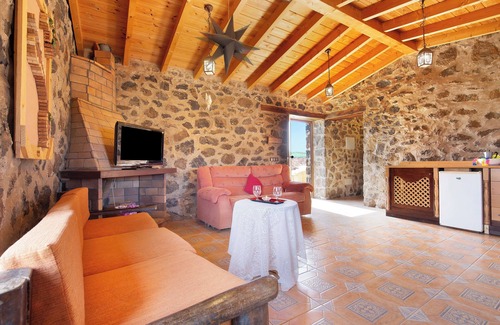 Puerto del Rosario House | Vacation Home "Casa los Javieles" with Mountain View, Garden & Wi-Fi