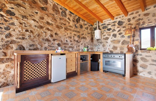 Puerto del Rosario House | Vacation Home "Casa los Javieles" with Mountain View, Garden & Wi-Fi
