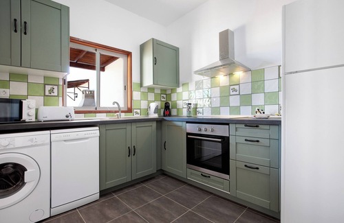 Puerto del Rosario House | Vacation Home 'Casa Vieja' with Mountain View, Private Pool and Wi-Fi