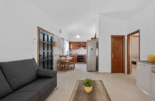 Abades House | Vacation Home 'Bonita Casa Annie' with Private Terrace and Wi-Fi