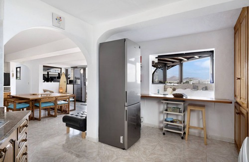 Urbanizacion Famara House | Vacation Home 'Bungalow Famara, Lanzarote' with Sea View, Private Terrace and Wi-Fi