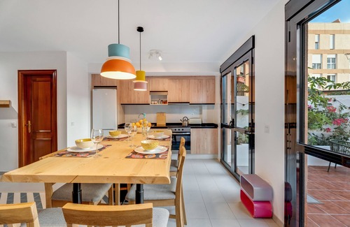 El Medano House | Vacation Home 'Casa Papaya' with Shared Pool, Private Terrace and Wi-Fi