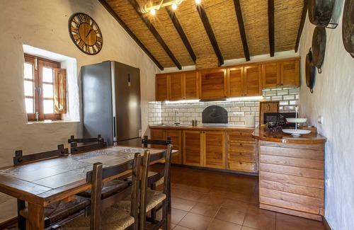 Moya House | Vacation Home 'Casa Rural El Majano' with Mountain View, Private Pool and Wi-Fi