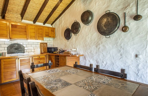 Moya House | Vacation Home 'Casa Rural El Majano' with Mountain View, Private Pool and Wi-Fi
