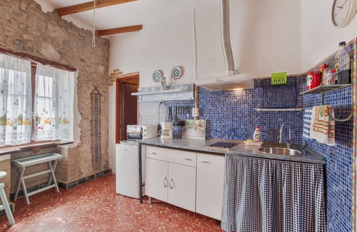 Telde House | Vacation Home 'Casa Rustica San Francisco 3' with Shared Terrace, Shared Garden and Wi-Fi