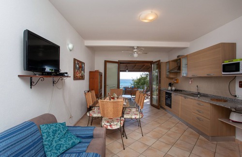 Sas Linnas Siccas House | Vacation Home Casa sulla Spiaggia 1 with Sea-View, Terraces & Garden