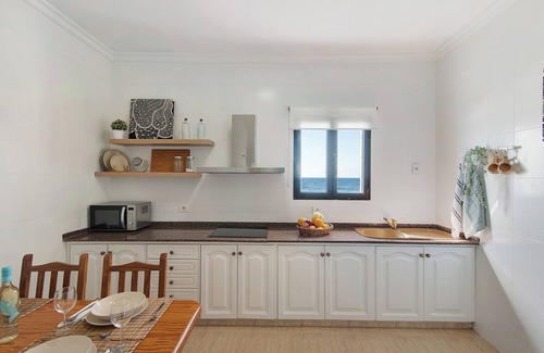 Moya House | Vacation Home "El Altillo House" with Sea View, Shared Terrace & Wi-Fi