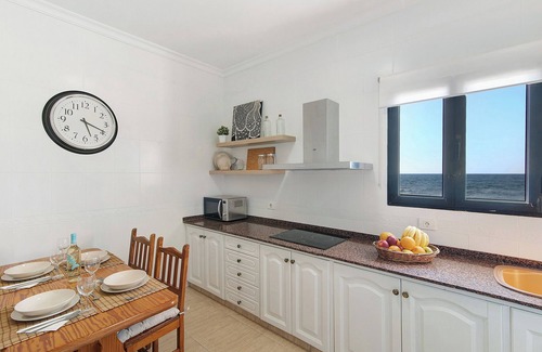 Moya House | Vacation Home "El Altillo House" with Sea View, Shared Terrace & Wi-Fi