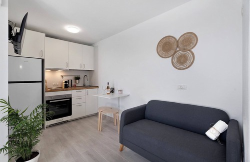 Adeje House | Vacation Home 'El Rinconcito De Niña' with Sea View, Private Terrace and Wi-Fi