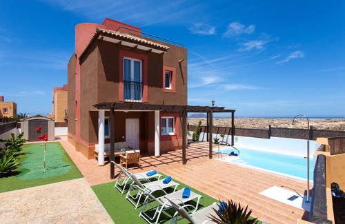 Corralejo Villa | Vacation Home "Emma - Mirador de las Dunas" with Sea View, Pool & Wi-Fi