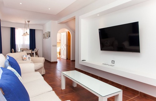 Corralejo Villa | Vacation Home "Emma - Mirador de las Dunas" with Sea View, Pool & Wi-Fi