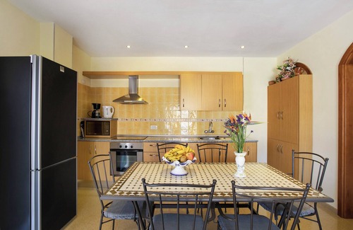 Icod de los Vinos Ski Chalet | Vacation Home 'Villa Tazana' with Sea View, Pool & Wi-Fi