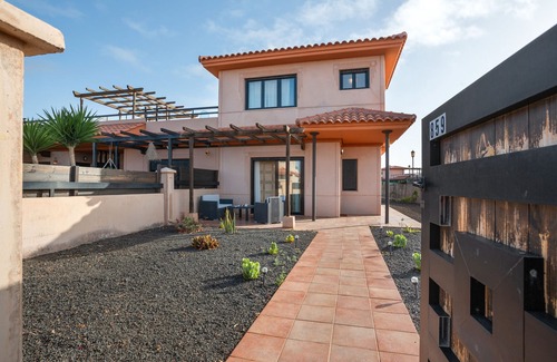 La Oliva House | Vacation Home 'Vanilla Ocean' with Sea View, Shared Pool and Wi-Fi