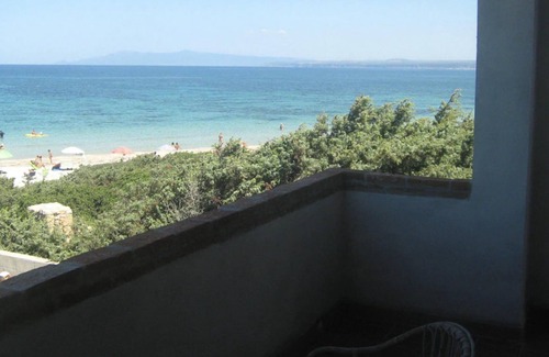 Sa Rocca Tunda House | Vacation Home "Il suono del mare" At the Beach with Sea View, Wi-Fi, Balcony & Garden