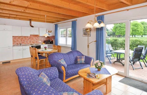 Muritz House | Vacation home in a quiet location, 200m from the nature reserve lake, Mönchshof 13b, with WLAN