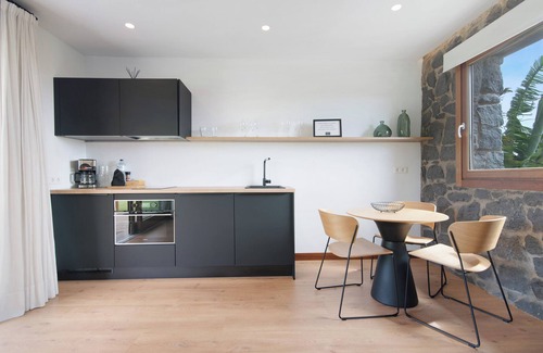 Telde House | Vacation Home 'Jacaranda - Finca La Suerte Grande' with Mountain View & Shared Pool