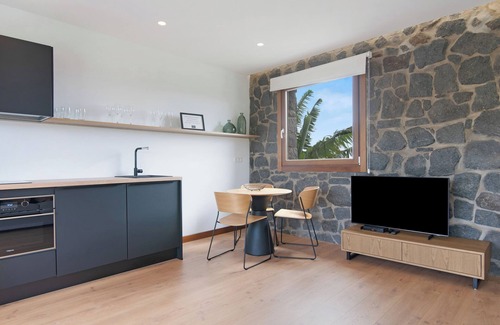 Telde House | Vacation Home 'Jacaranda - Finca La Suerte Grande' with Mountain View & Shared Pool