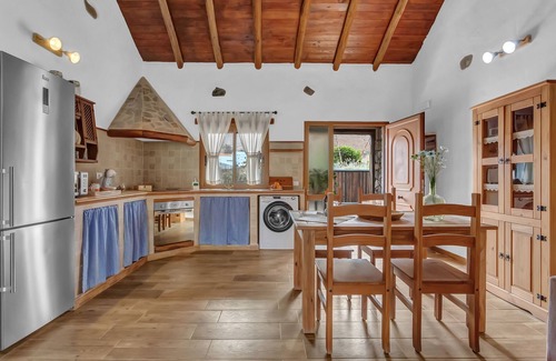 Betancuria House | Vacation Home 'La Casilleta' with Mountain View, Wi-Fi and Air Conditioning