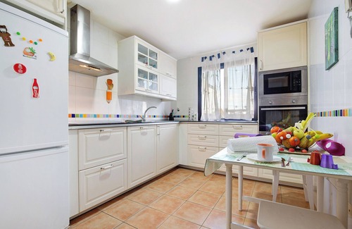 Geafond House | Vacation Home "La Casa Blanca" with Mountain View, Shared Pool & Wi-Fi