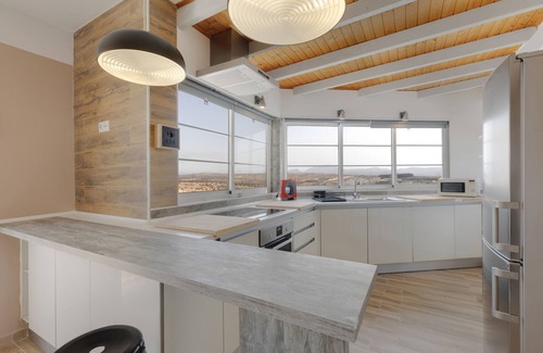 Bahia Calma House | Vacation Home 'Las Arenas Family' with Mountain View, Private Terrace and Wi-Fi