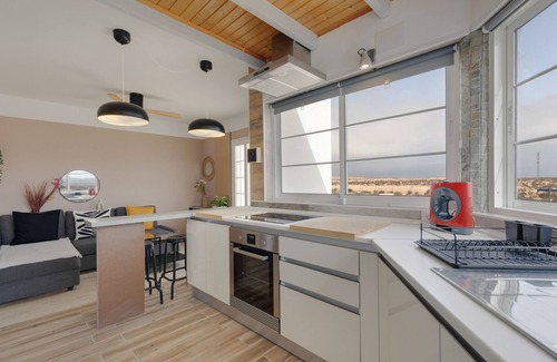 Bahia Calma House | Vacation Home 'Las Arenas Family' with Mountain View, Private Terrace and Wi-Fi