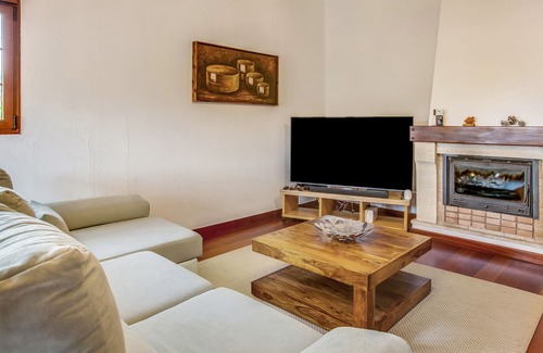 Arucas Villa | Vacation Home 'Maison Pedrera' with Mountain View, Pool & Wi-Fi
