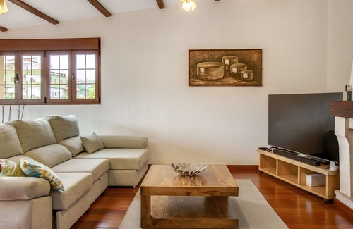 Arucas Villa | Vacation Home 'Maison Pedrera' with Mountain View, Pool & Wi-Fi