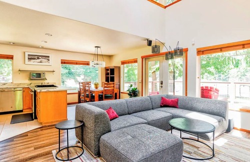 Enumclaw House | Vacation home near Mount Rainier National Park and Crystal Moutain Ski Resort