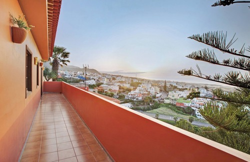 Tejina House | Vacation Home "Petite Paradise" with Sea Views, Shared Pool & Wi-Fi