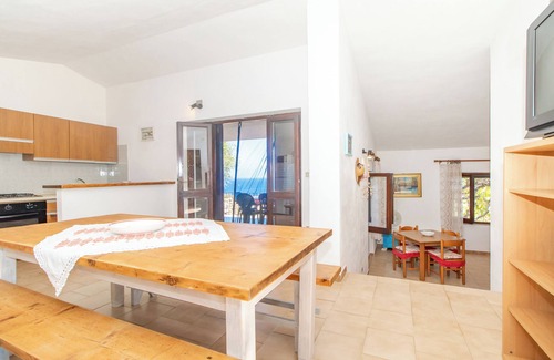 Paduledda House | Vacation Home Villa Agnese with Sea View, Terrace & Garden