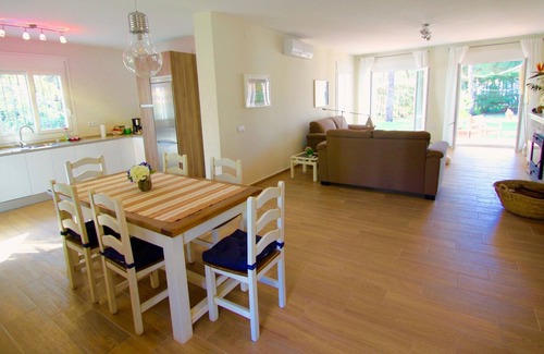 Cabo Roche House | VACATION HOME WITH SALTWATER POOL, CHILL OUT, WIFI, SAT TV, NEAR SANDY BEACH & BAYS