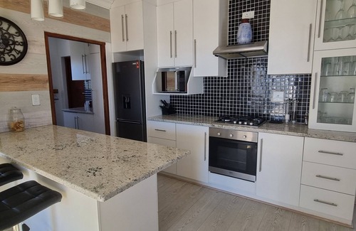 Shelley Point House | Vacation home with ocean views - 5mins from the beach!