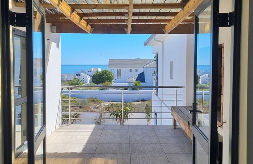 Shelley Point House | Vacation home with ocean views - 5mins from the beach!