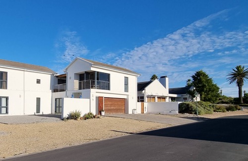 Shelley Point House | Vacation home with ocean views - 5mins from the beach!