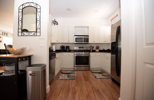 Homosassa House | Vacation in Paradise! Dock available-Walk to Pool & Fishing Pier! Kayaks & Bikes