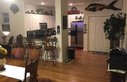 Homosassa House | Vacation in Paradise! Dock available-Walk to Pool & Fishing Pier! Kayaks & Bikes