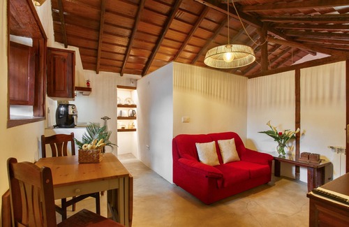 El Tanque Apartment | Vacation 'La Paredita Casa Abona' with Shared Garden and Wi-Fi