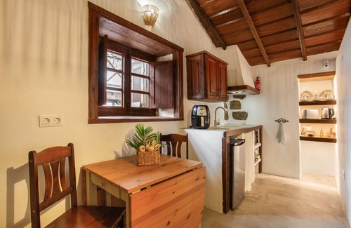 El Tanque Apartment | Vacation 'La Paredita Casa Abona' with Shared Garden and Wi-Fi